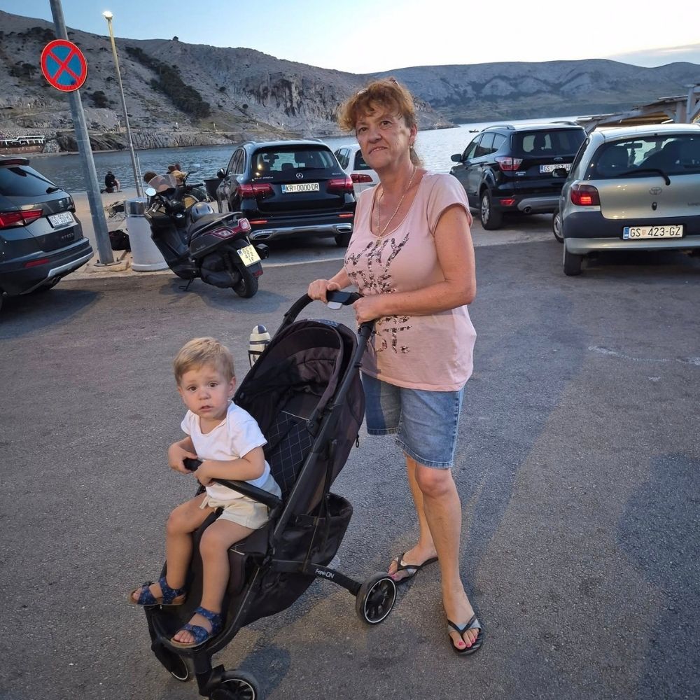 Gostovanje u Metajni – Maja Cimbal čita djeci na ljetnoj pozornici na rivi, uz priču, ples i pjesmu