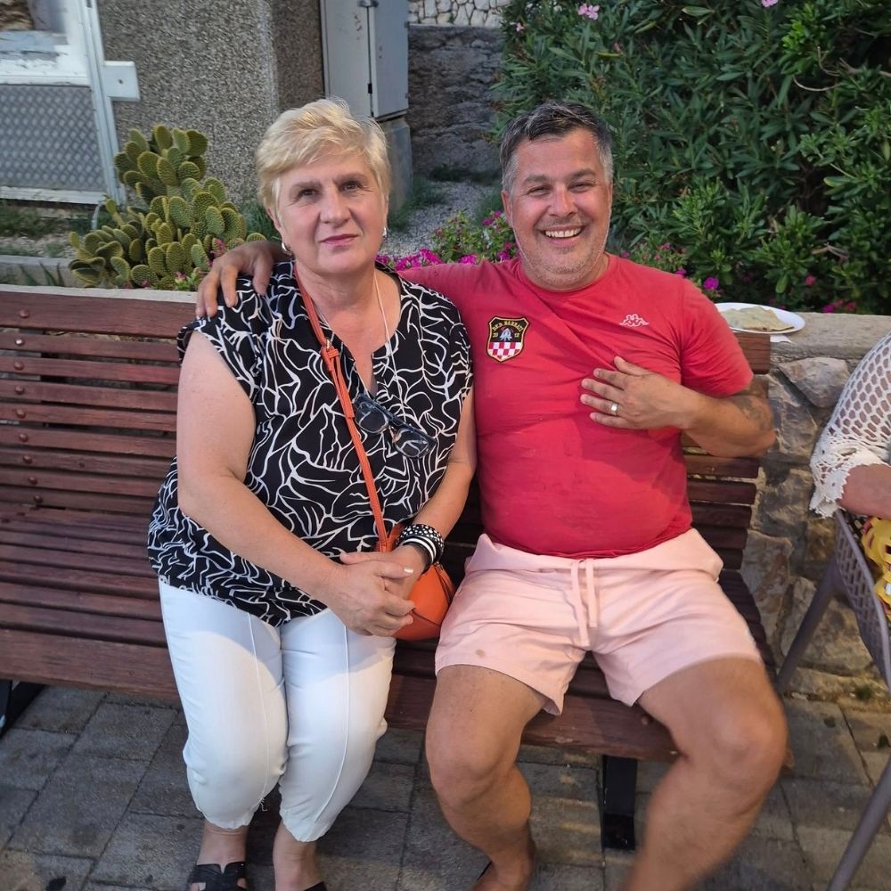 Gostovanje u Metajni – Maja Cimbal čita djeci na ljetnoj pozornici na rivi, uz priču, ples i pjesmu