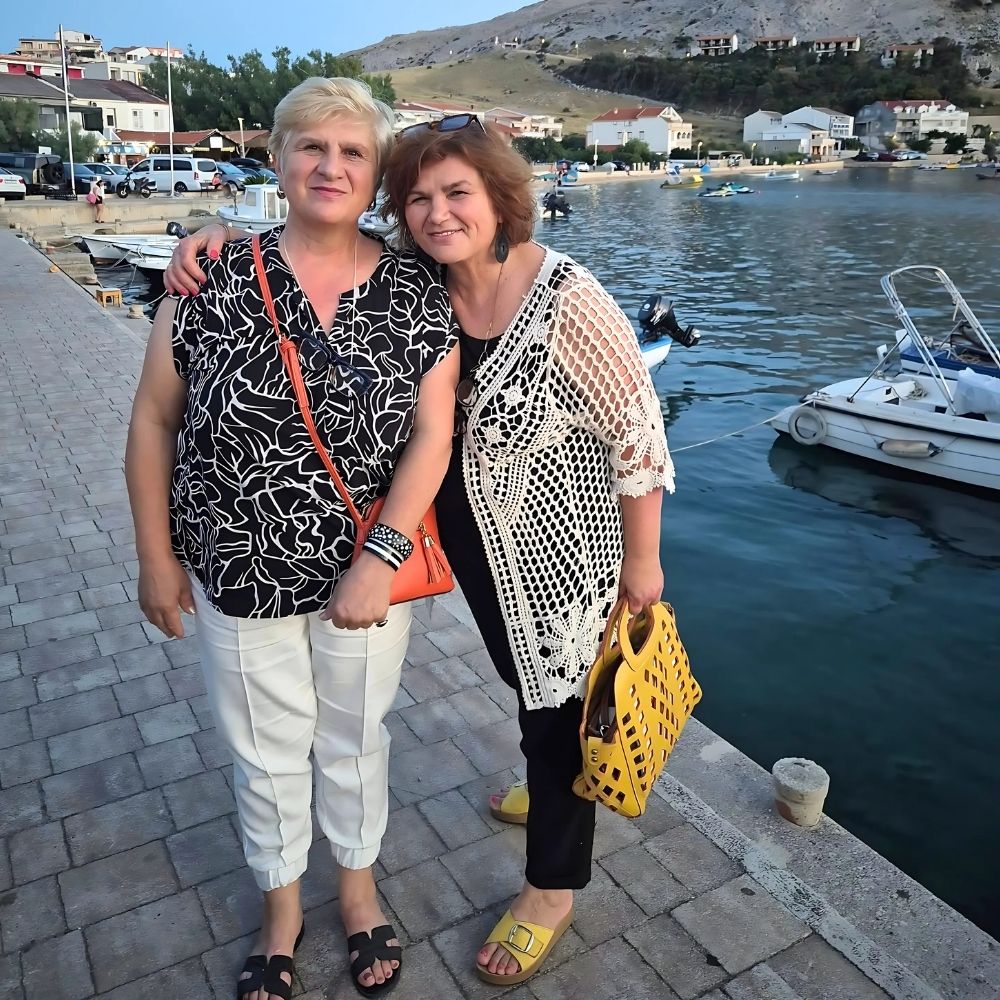 Gostovanje u Metajni – Maja Cimbal čita djeci na ljetnoj pozornici na rivi, uz priču, ples i pjesmu