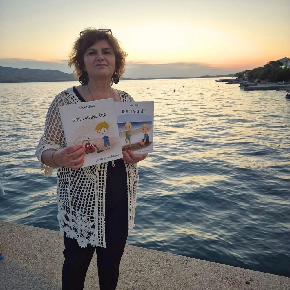 Gostovanje u Metajni – Maja Cimbal čita djeci na ljetnoj pozornici na rivi, uz priču, ples i pjesmu