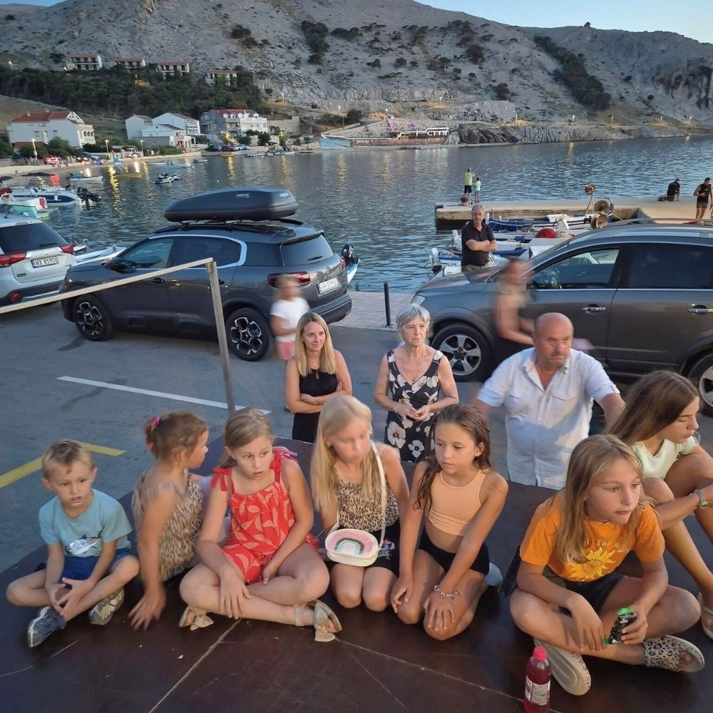 Gostovanje u Metajni – Maja Cimbal čita djeci na ljetnoj pozornici na rivi, uz priču, ples i pjesmu