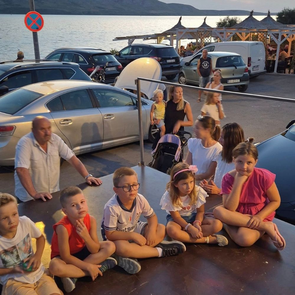 Gostovanje u Metajni – Maja Cimbal čita djeci na ljetnoj pozornici na rivi, uz priču, ples i pjesmu