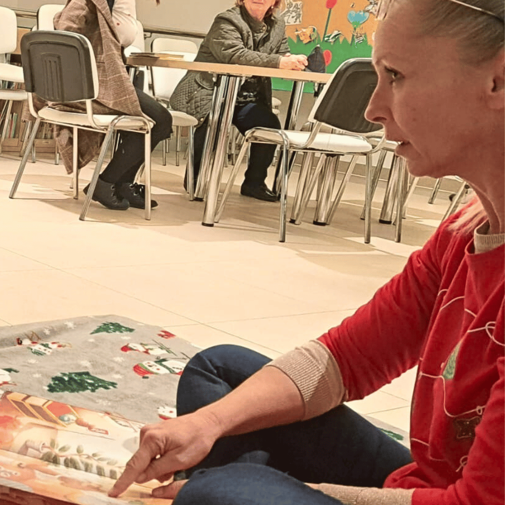 Božićna čitaonica u Gradskoj knjižnici Novalja – Maja Cimbal čita djeci i druži se s malim čitateljima