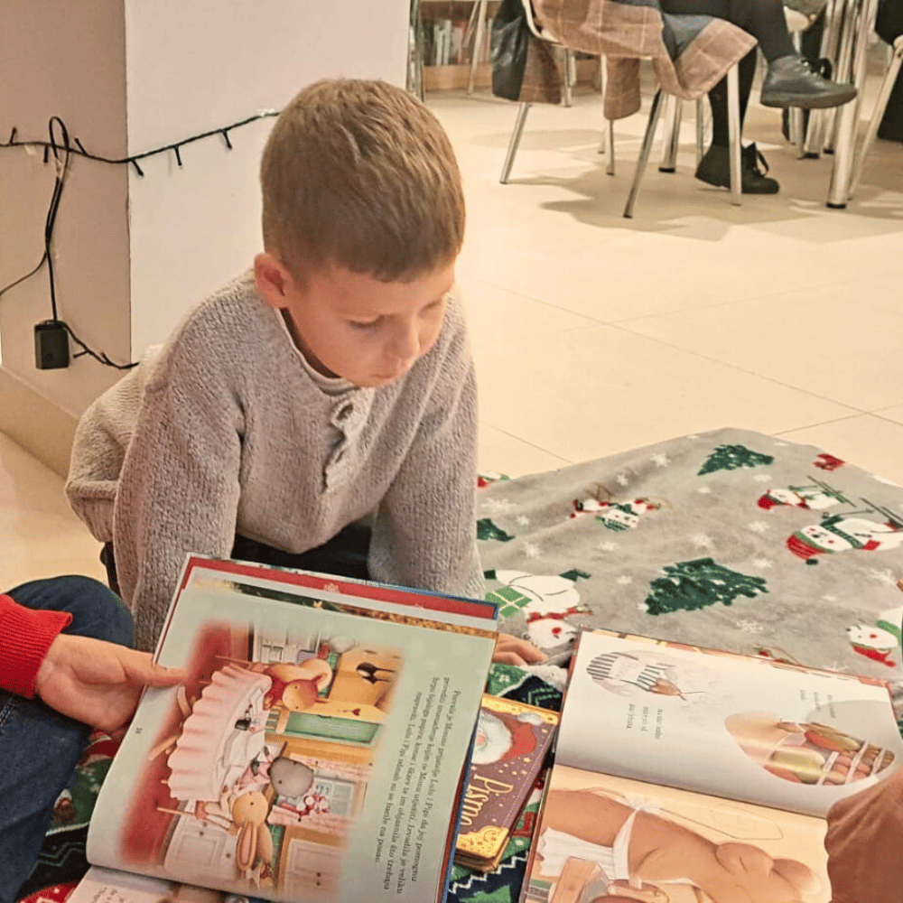 Božićna čitaonica u Gradskoj knjižnici Novalja – Maja Cimbal čita djeci i druži se s malim čitateljima