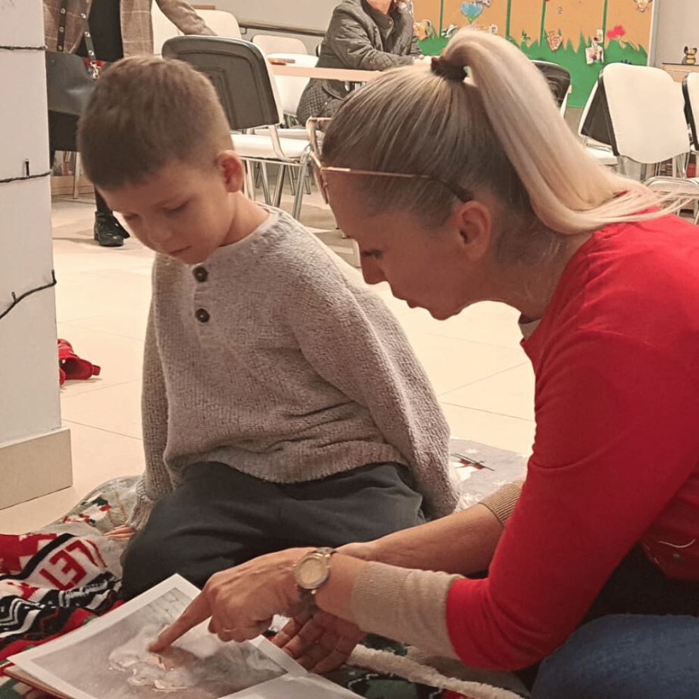 Božićna čitaonica u Gradskoj knjižnici Novalja – Maja Cimbal čita djeci i druži se s malim čitateljima